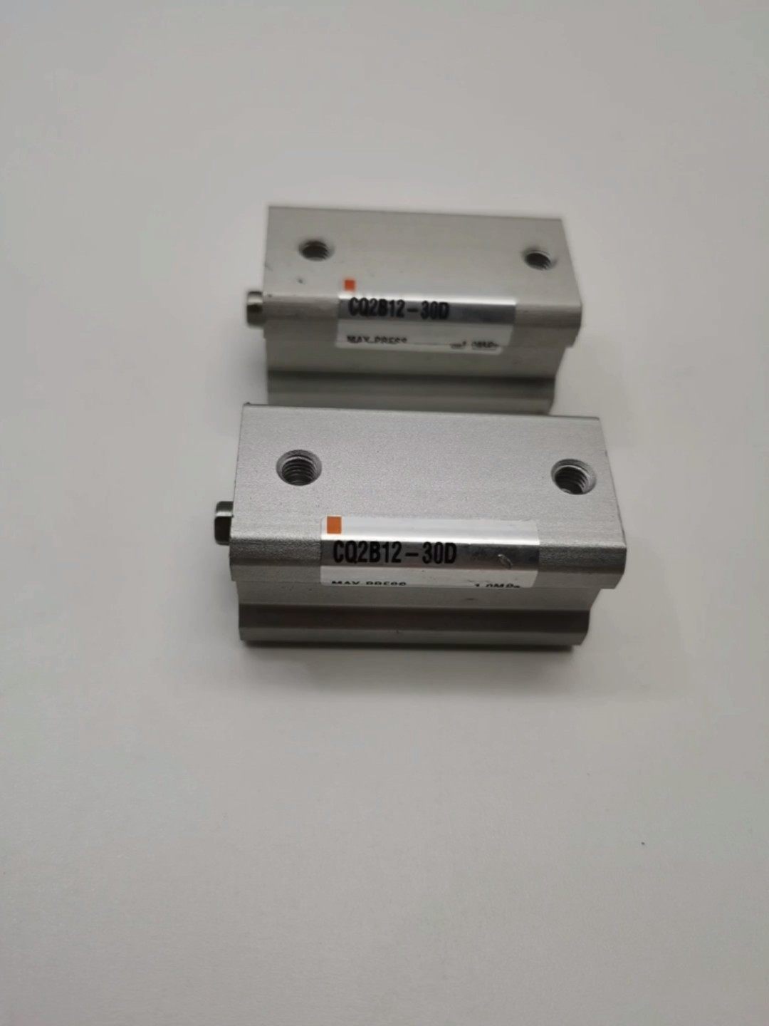 处理8个CQ2B12-30D全新原装SMC小型方形薄型气缸