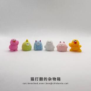 打翻了箱！你怪爱小毛怪压礼物办公室工位电773脑迷桌可面小解摆