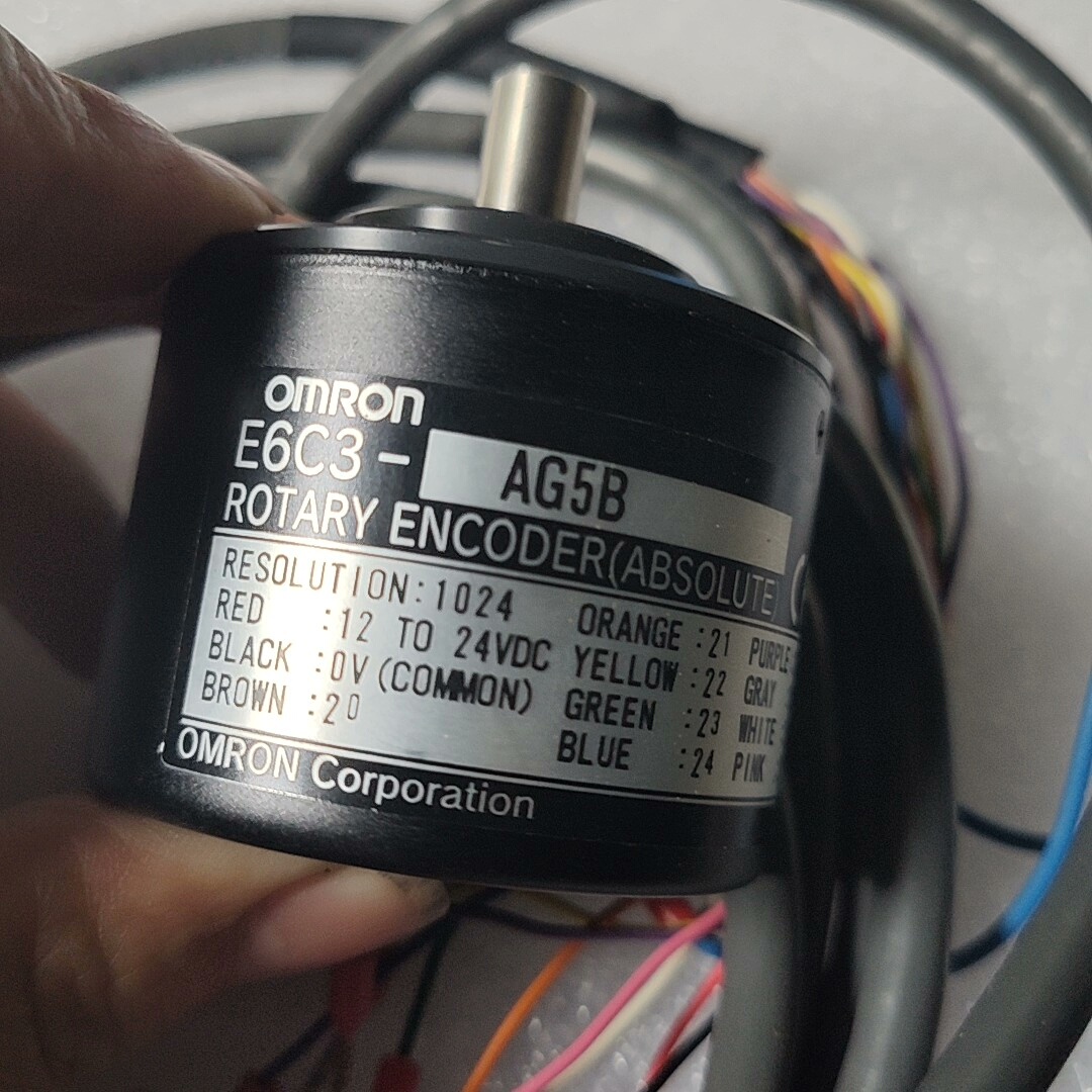 欧姆龙旋转编码器E6C3-AG5B，日本制造，电压12-24