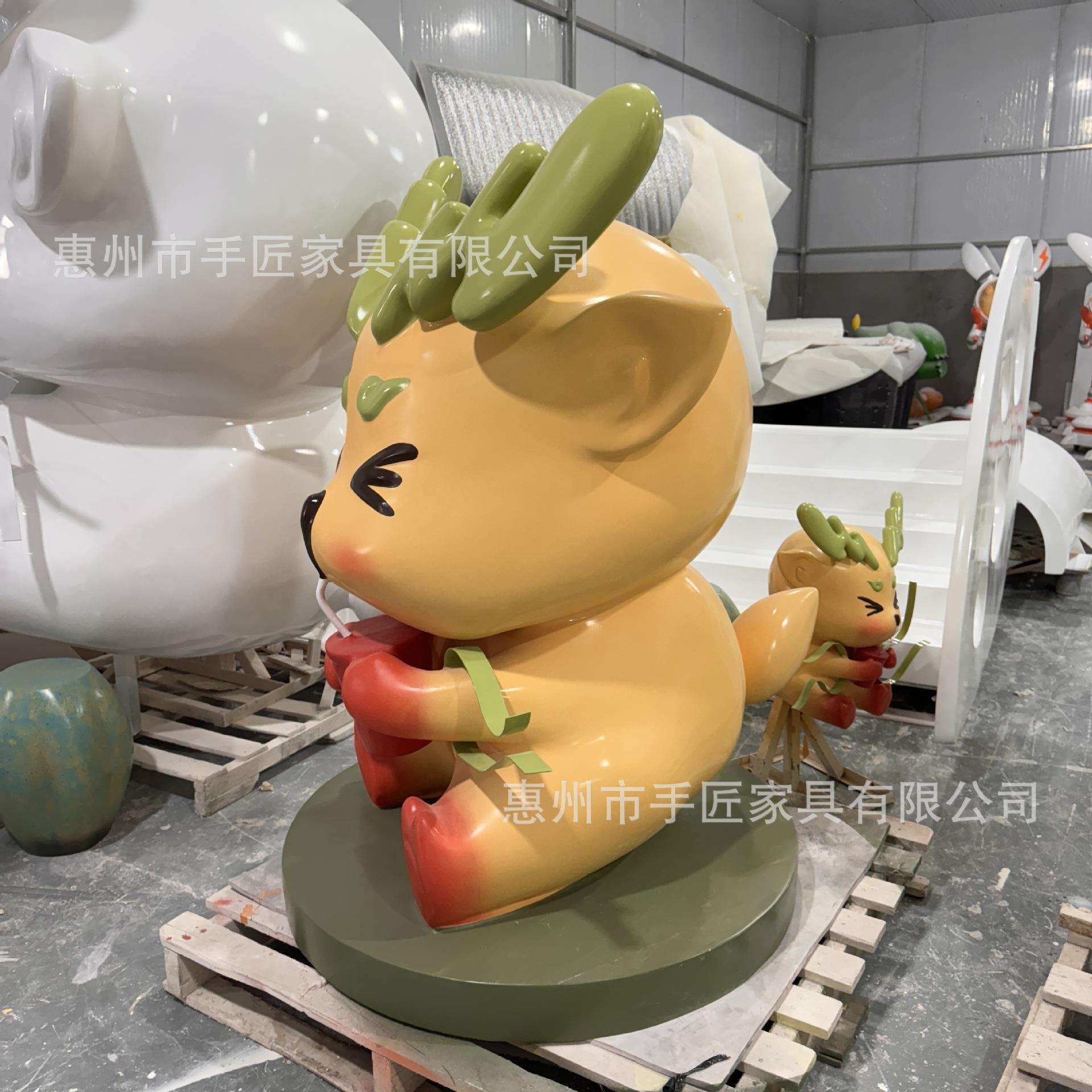 玻璃钢雕塑咖啡店饮品店门口迎宾招牌IP小龙公仔摆件酒店美陈设计