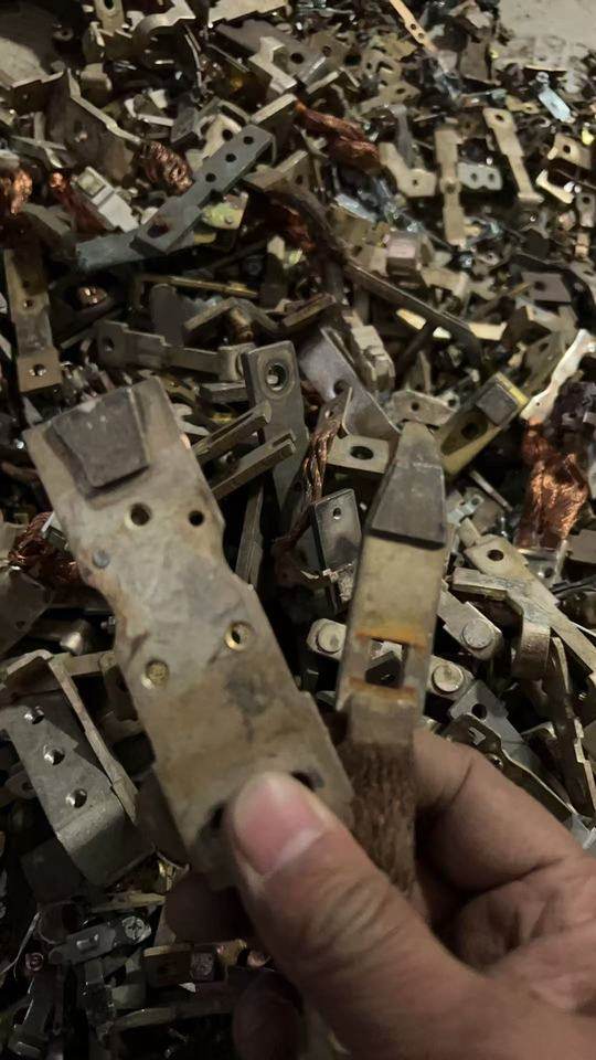 12月30日郑州处置一批报废电力设备上触点铜，有黄铜带触点，有红铜带触点，120斤郑州打包处理网络拍卖公告