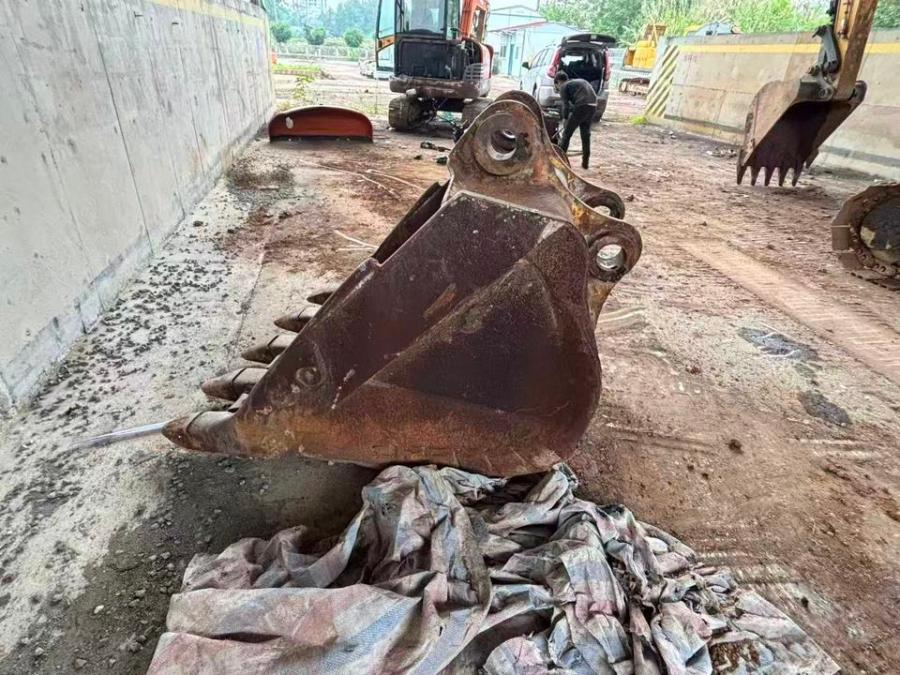 11月26日重庆30吨型号挖掘机铲斗网络拍卖公告