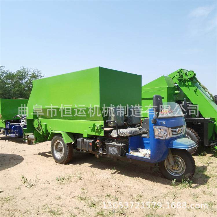 五立方牛羊场撒料车自动喂牛三轮喂料车液压刮板投喂车