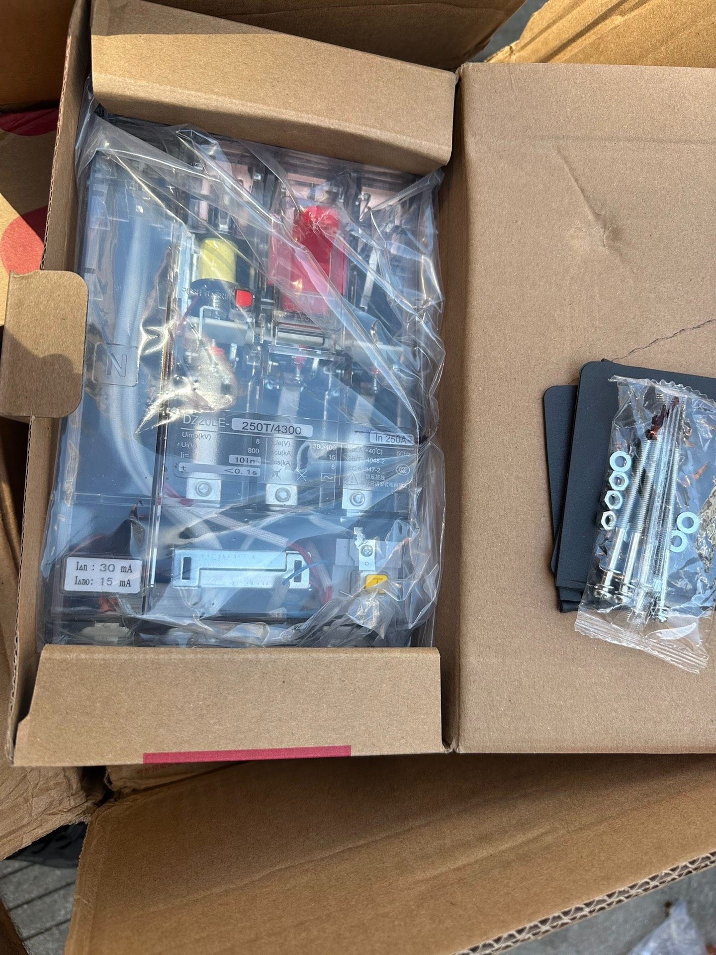 德力西dZ20LE  250A  /4300  透明  16