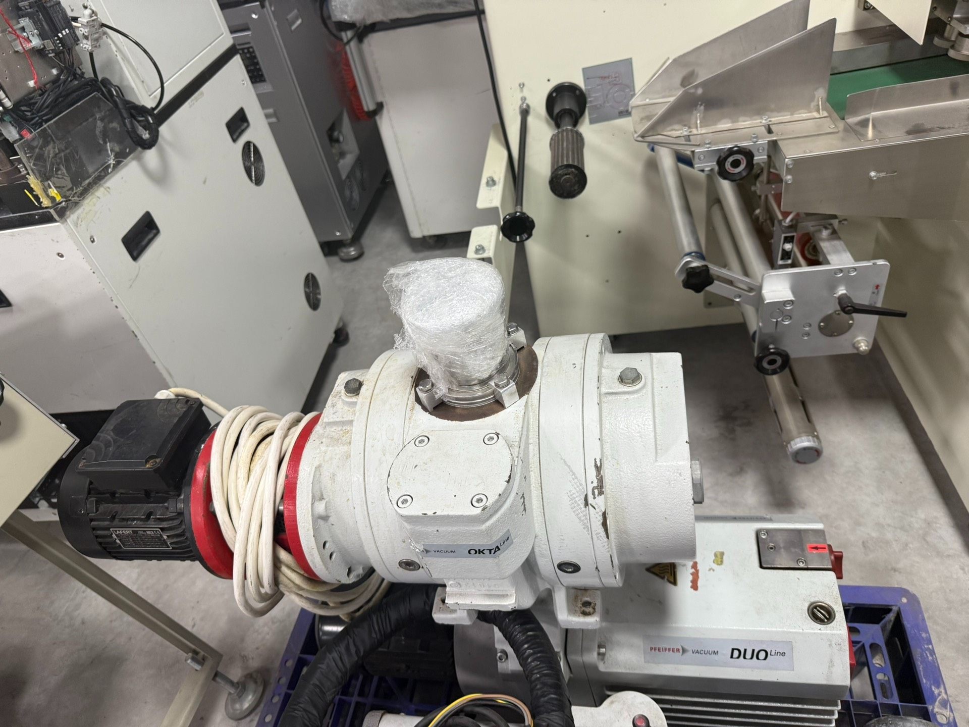 普发真空泵组型号DUO65M，Okta250M，如图所示，没