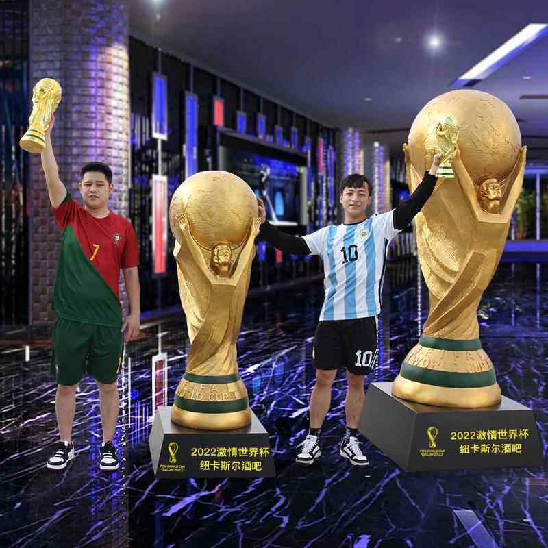 2022卡塔尔世界杯纪念品大力神杯大型玻璃钢雕塑酒吧摆件装饰模型