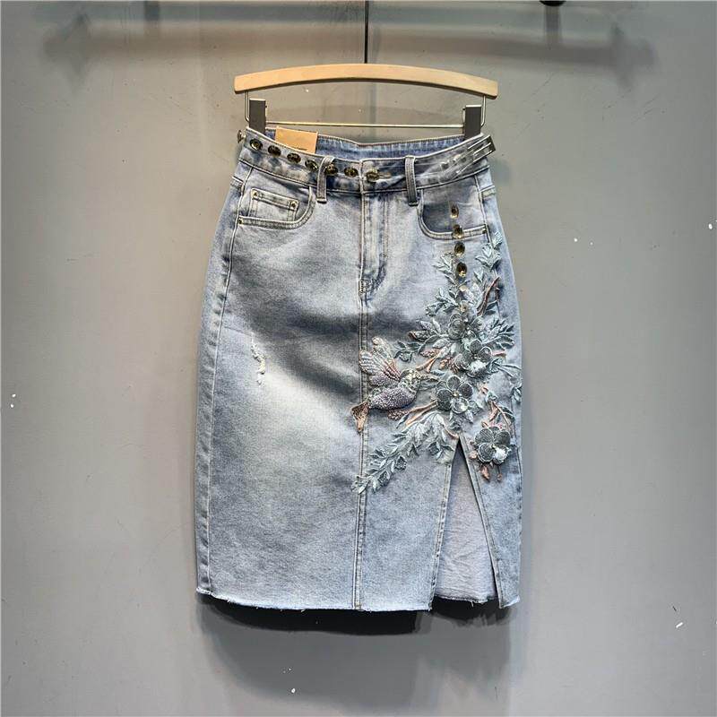 潮牌重工刺绣花朵牛仔半身裙女2026年夏季新款浅蓝色开叉复古中裙