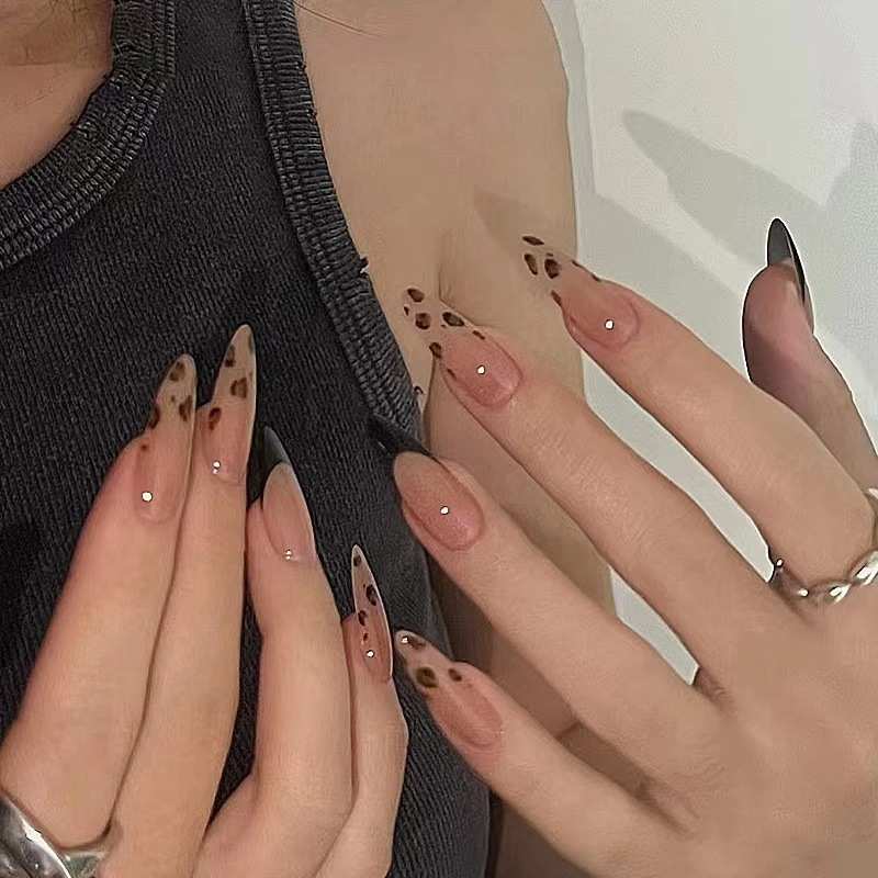 手工黑色豹纹穿戴甲中长款杏仁型法式美甲秋冬辣妹高级感小众显白