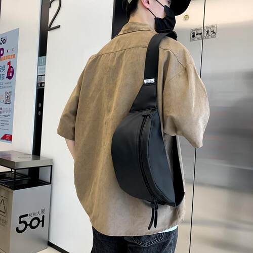 胸包男士复古简约百搭单肩斜挎包2025新款斜跨小背包轻便运动腰包