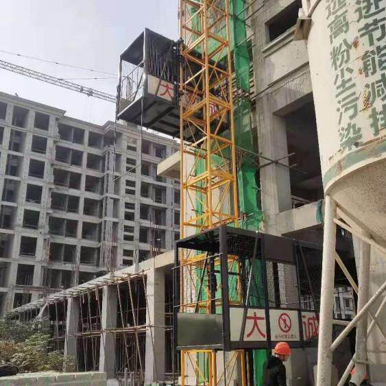 源头直供物料提升机建筑工地上料外挂式ss120单柱双笼钢丝绳货梯