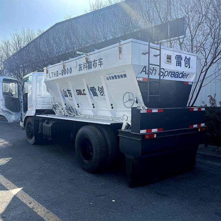 公路修筑白灰料撒布车全封闭式环保无扬尘操作简单生产