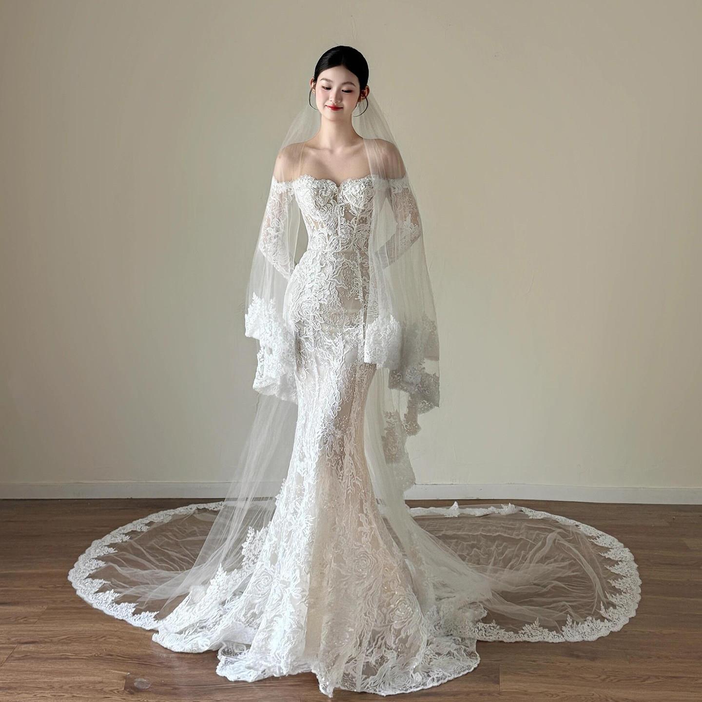 蕾丝鱼尾轻婚纱一字肩高端新娘结婚迎宾礼服裙长袖法式复古出门纱