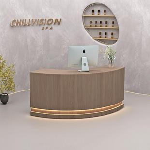 侘寂风吧台弧形收银台美容院咨询台原木色服装店铺弧形前台接待台