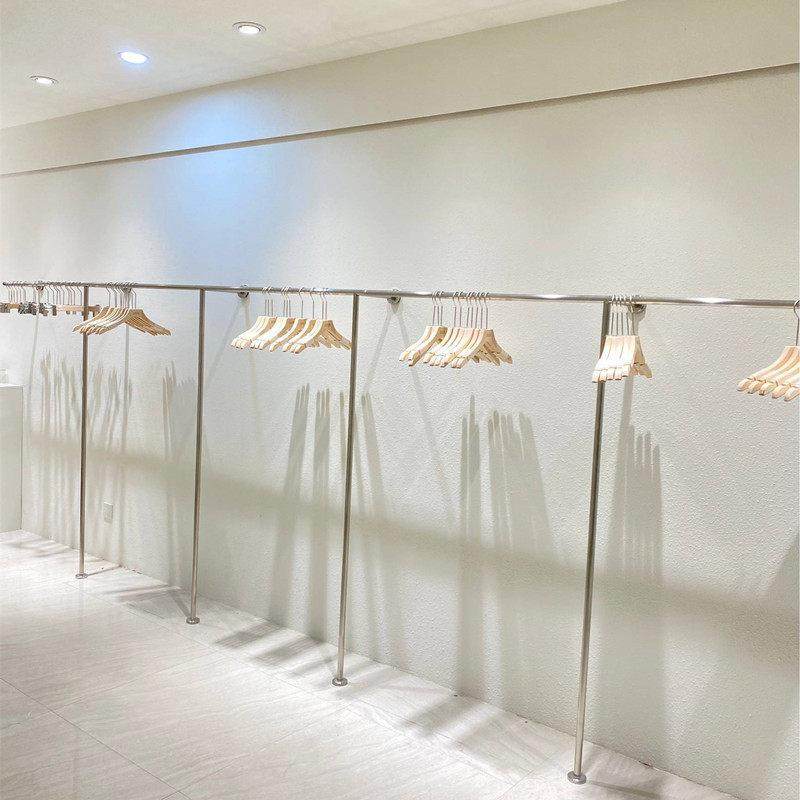 服装店上墙不锈钢展示架挂衣架子壁挂式女装店货架童装落地式挂杆