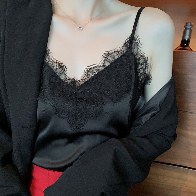 女式背心夏季宽松外穿时尚蕾丝V领性感丝绸和缎面黑色底上衣