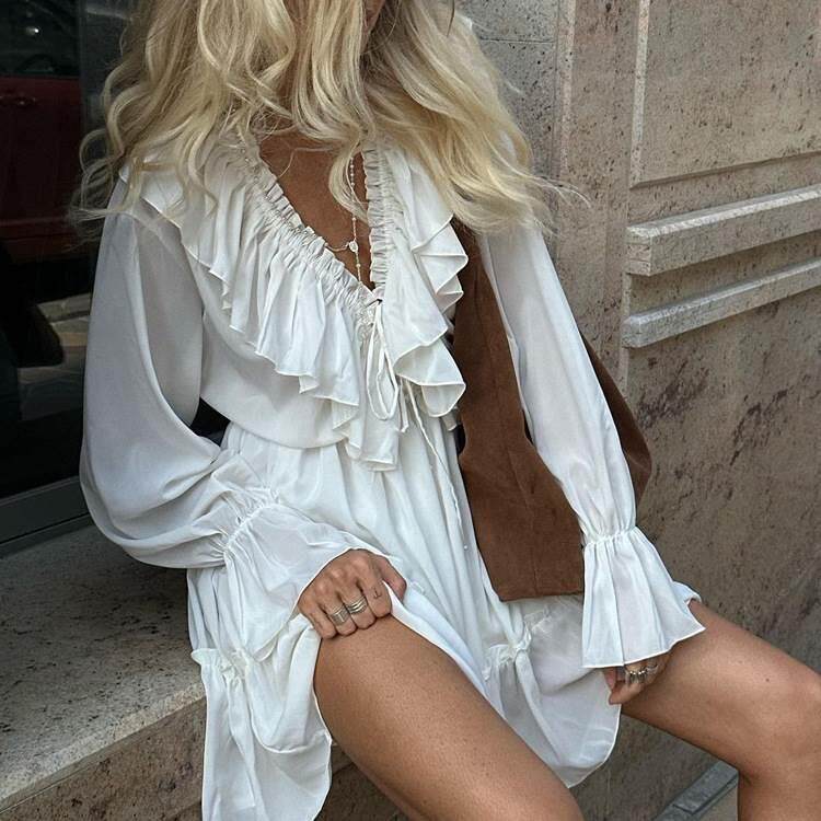 White ruffled dress 法式设计感V领抽褶喇叭袖荷叶边白色连衣裙