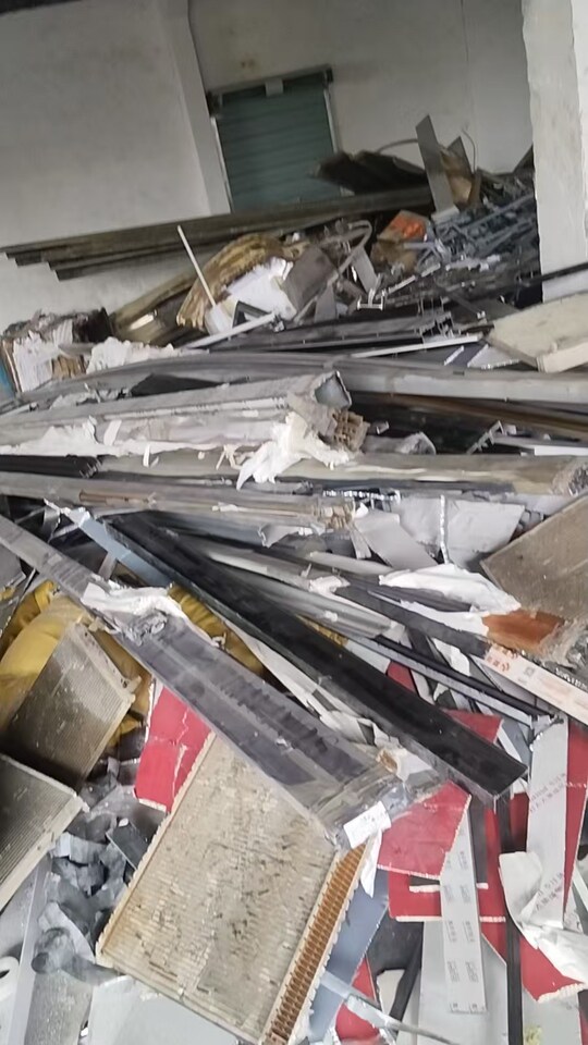 4月9日湖州市处置清理一批报废铝材约3吨左右不锈钢1吨多电缆电线一吨多其他物资全部预估15吨网络拍卖公告