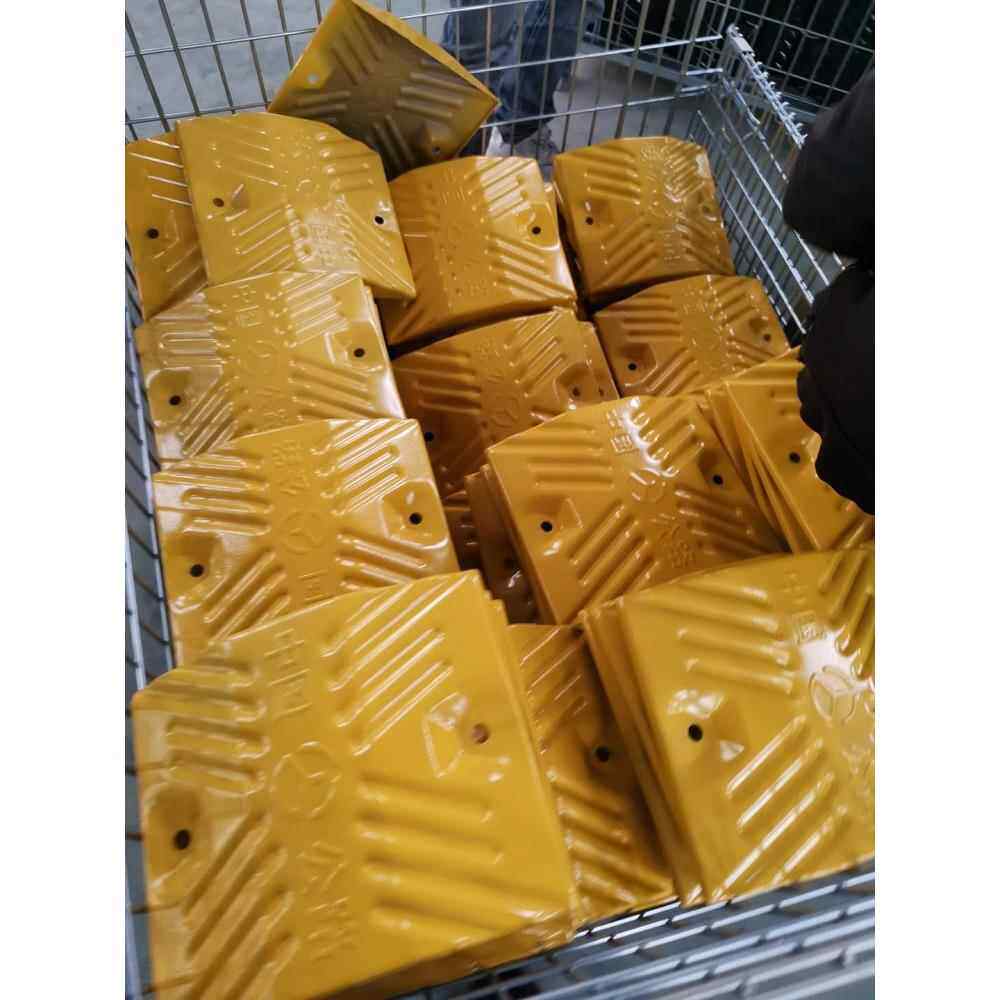 铁板减速带交通设施铁板减速块钢制减速带 减速板 物美价廉减速带