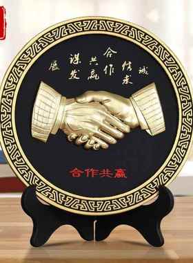 工艺品合作共赢握手商务礼品公司企业家办公室定制logo装饰品摆件