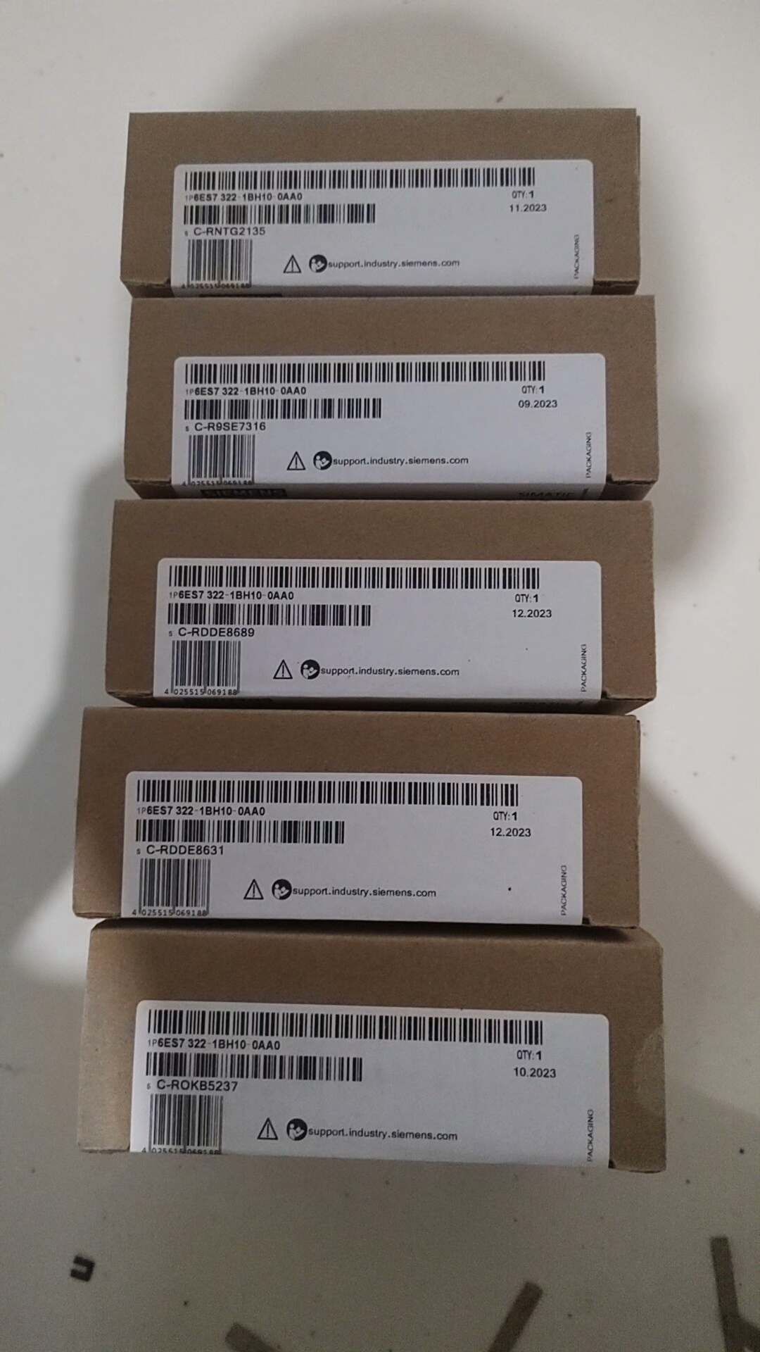 6ES7322-1BH10-0AA0全新西门子模块包装完整。