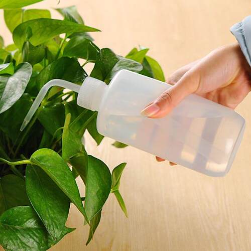 500ml thickened squeeze-type plastic watering can with a cur