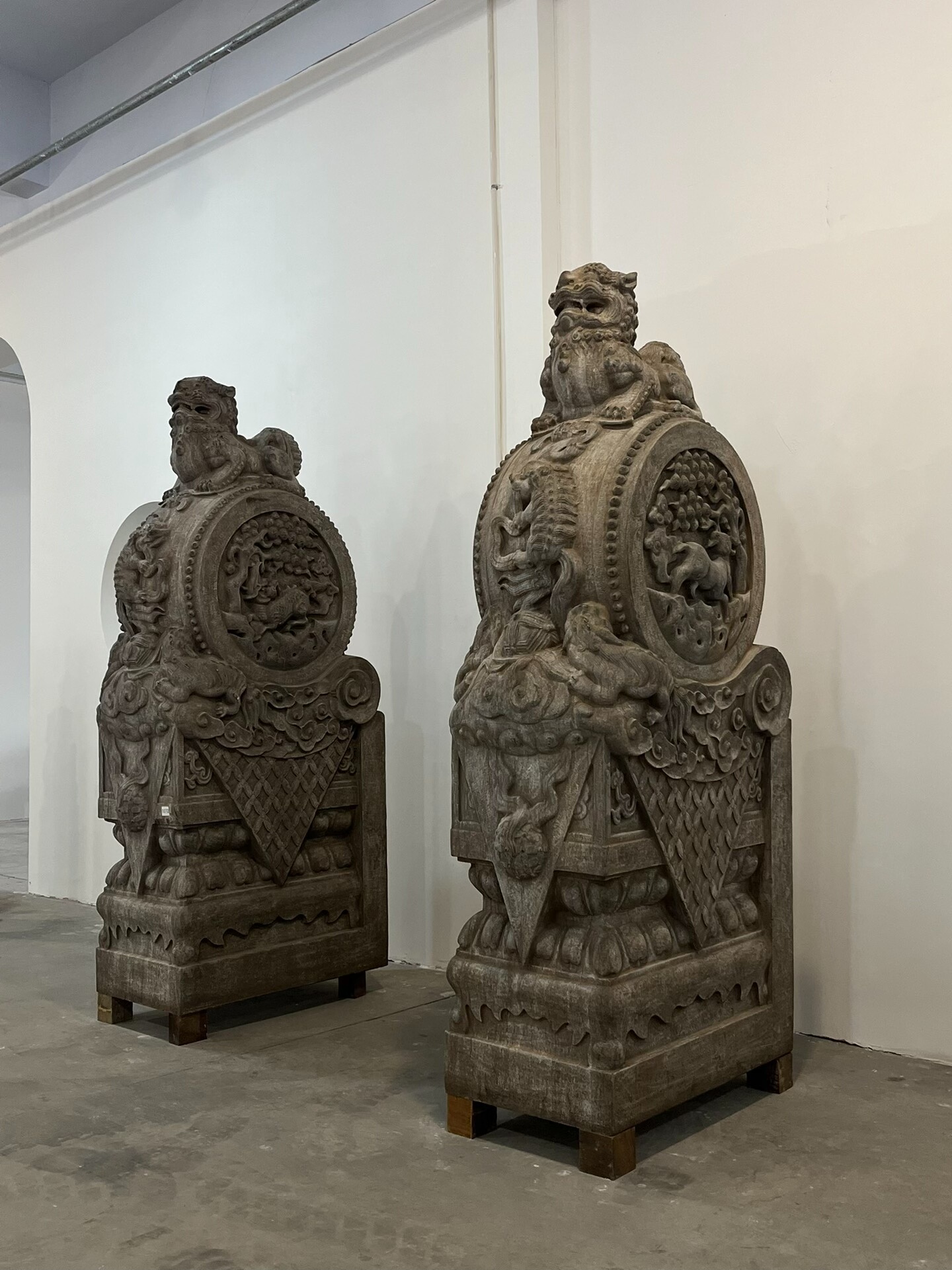 青石，公司门口抱鼓石，尺寸硕大，高220，宽93，厚54