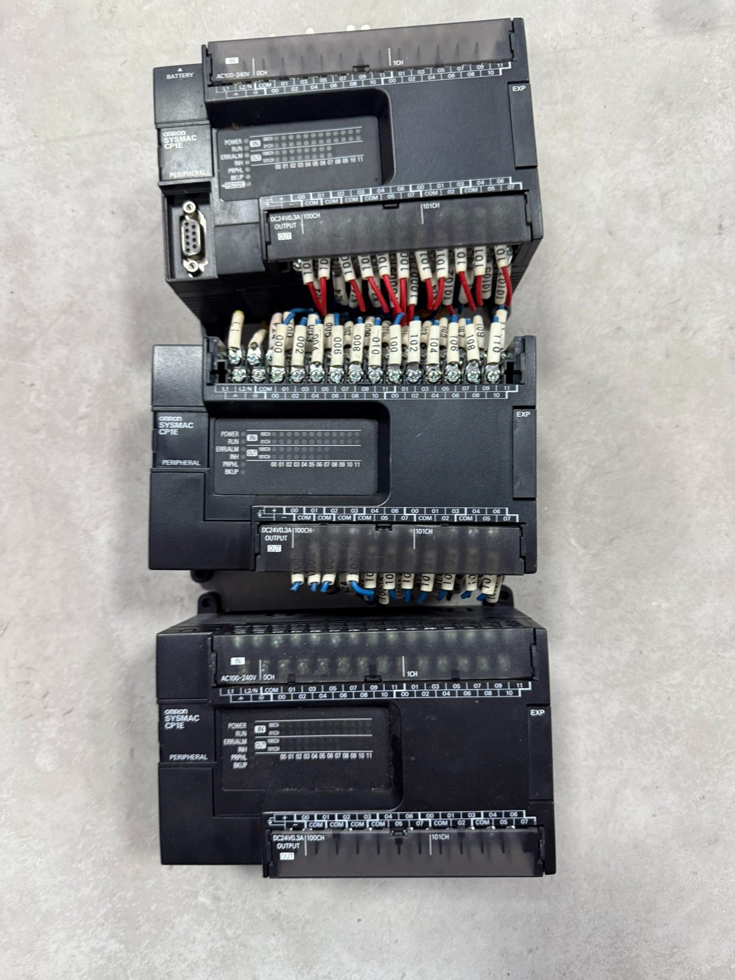 欧姆龙PLC型号CP1E-E40SDR-A，数量三个，版本1
