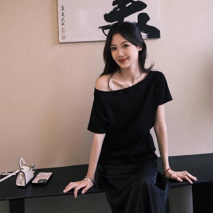 张婧仪同款黑色斜肩上衣T恤2025新款夏季宽松休闲 露肩显瘦短袖女