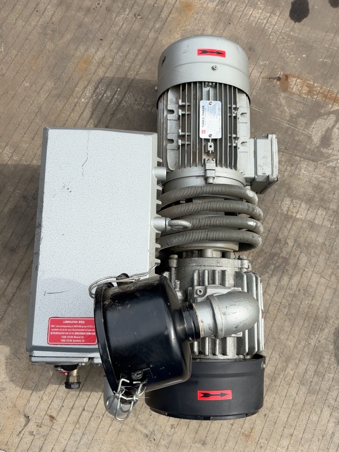 旋片式真空泵，型号V0100，电压380V，功率2.2KW，