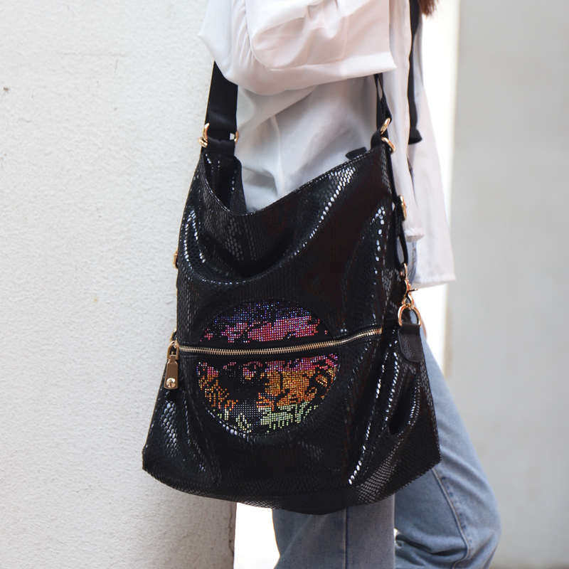 大容量单肩女包腋下包牛津布烫钻高级感斜挎撞色洋气旅行双肩大包