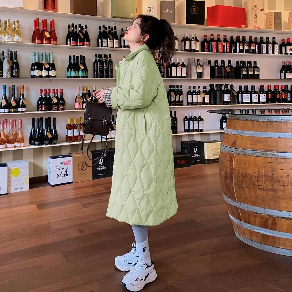 绿色菱格羽绒服女中长款冬季新款炸街设计感小众70白鸭绒轻薄外套