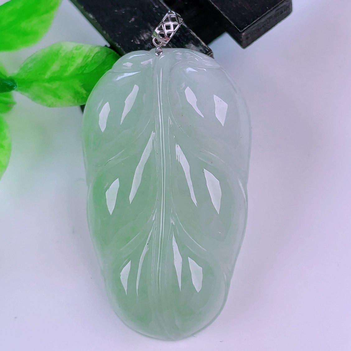 缅甸天然翡翠正品18k金扣头冰满绿满色闪拍金枝玉叶玉石吊坠9.05g