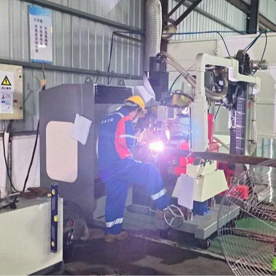 预制焊接新篇章：卡盘驱动稳定，夹紧牢靠，小车悬臂焊接顺畅