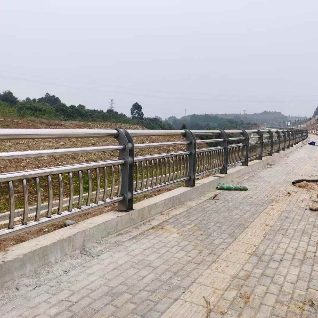 桥梁防撞护栏河道护栏立柱不锈钢复合管护栏钢板护栏铝合金护栏