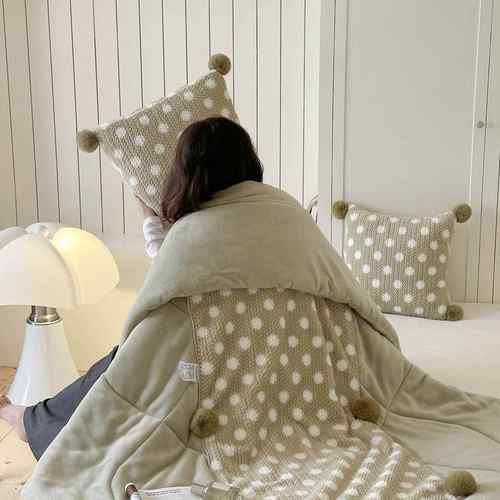 新款毛球抱被子两用加绒学厚法EXN加莱绒午休盖毯枕汽车内靠垫生