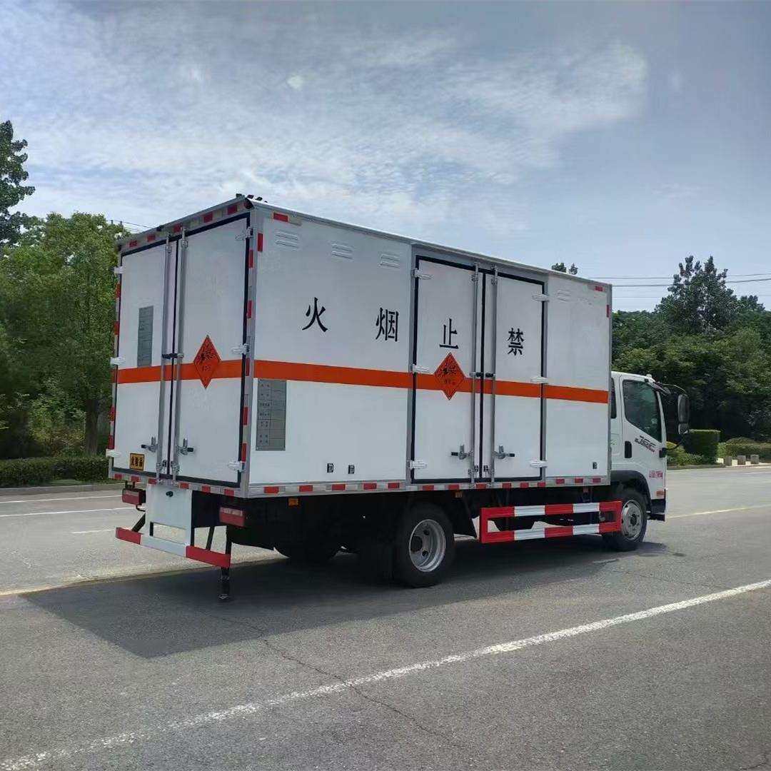 解放5米5排半剧毒化学品运输车 7吨可燃毒性气体危货车 带尾板