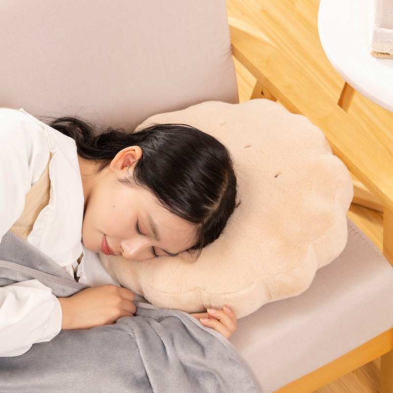 饼干抱枕被子珊瑚毯子两用靠枕办公室午睡枕头黄油饼干抱枕车载用