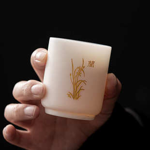手握小号主人杯品茗杯闻香杯单杯 德化白瓷羊脂玉梅兰竹菊茶杯