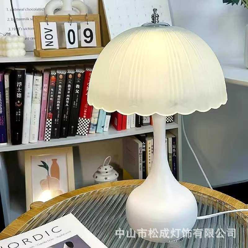 批发美式复古台灯百褶简约卧室书房ins少女可调光北欧创意小台灯