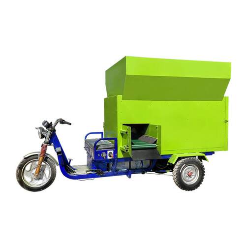三轮电动草料撒料车牛羊场三立方撒草车25马力养殖场投喂车
