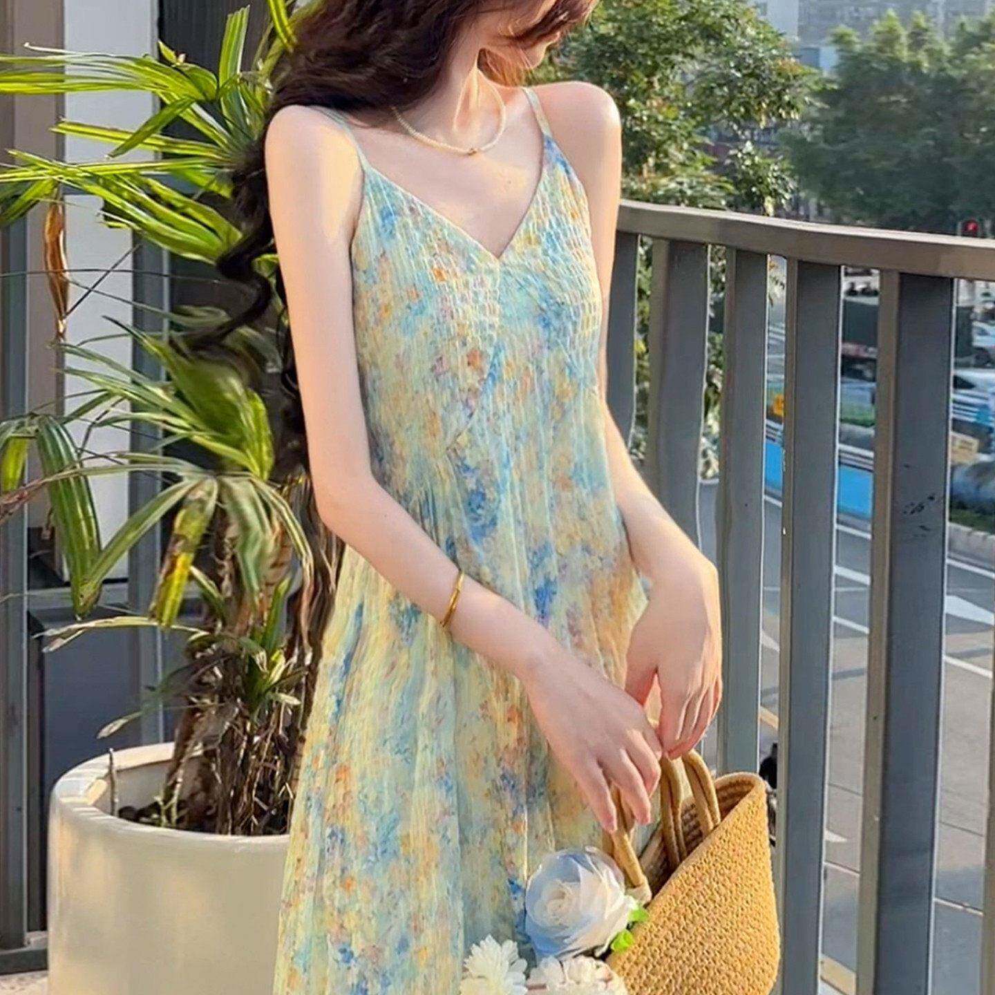 欧洲站2026夏季法式御姐v领碎花吊带连衣裙海边度假气质绝美长裙