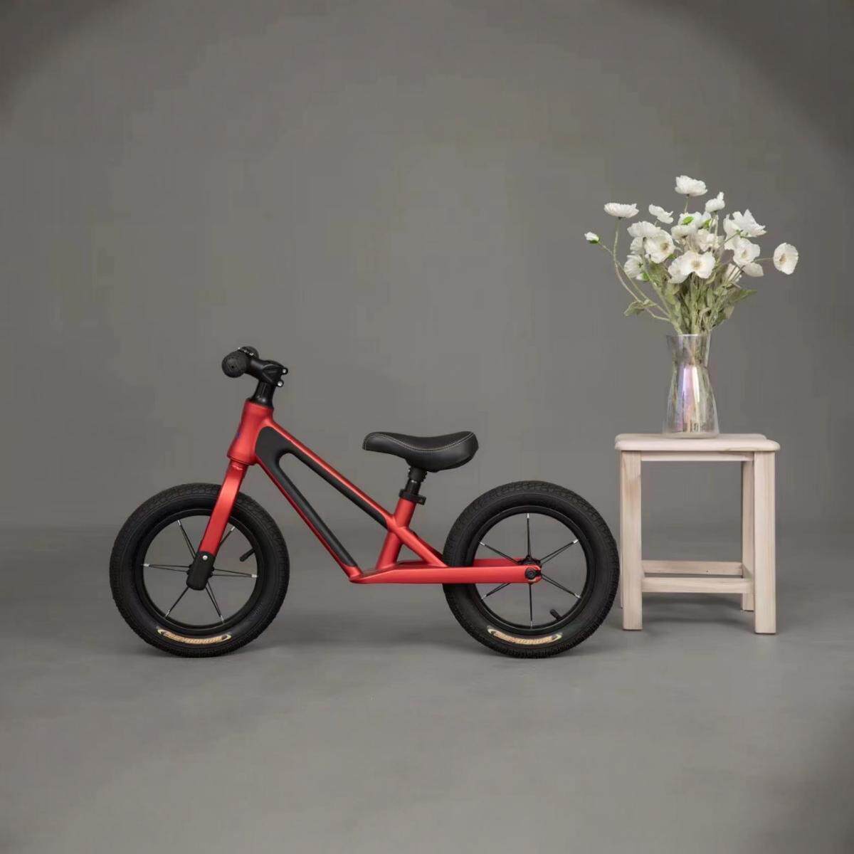 高端镁合金儿童平衡车男女宝宝2到6岁无脚踏二轮滑步车溜溜学步车