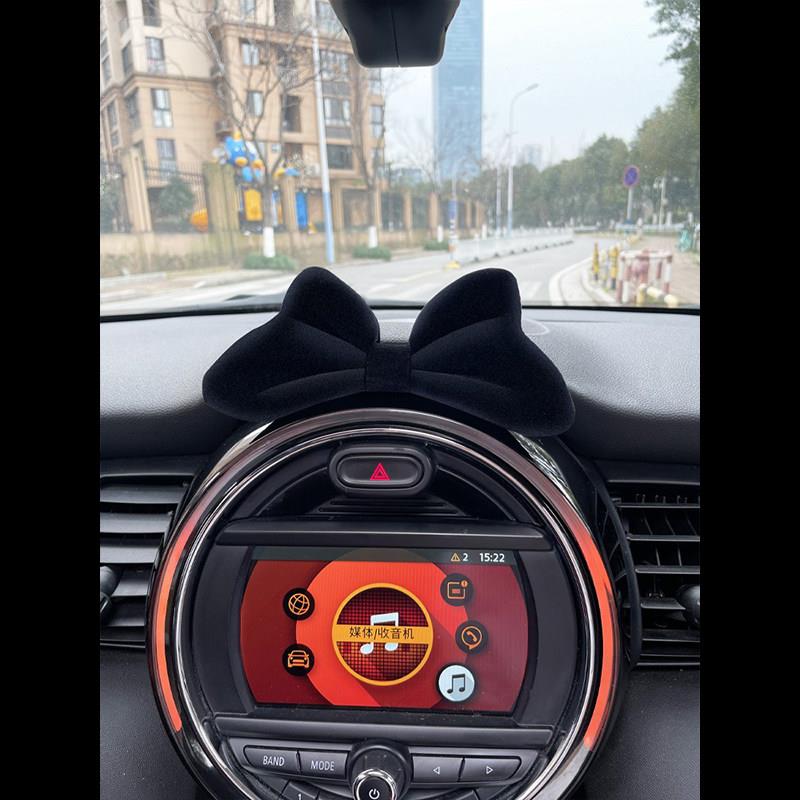 用于 于mii车内饰摆件高档汽车中控台屏n米妮蝴蝶幕适蝴蝶结汽车