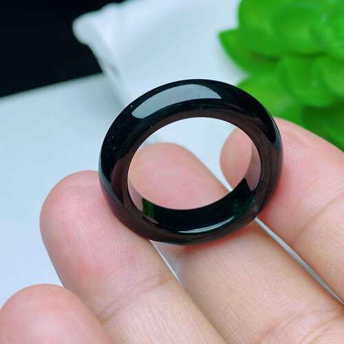 缅甸天然翡翠a货墨翠指环键盘黑打灯透绿jy圈口尺寸：18mm