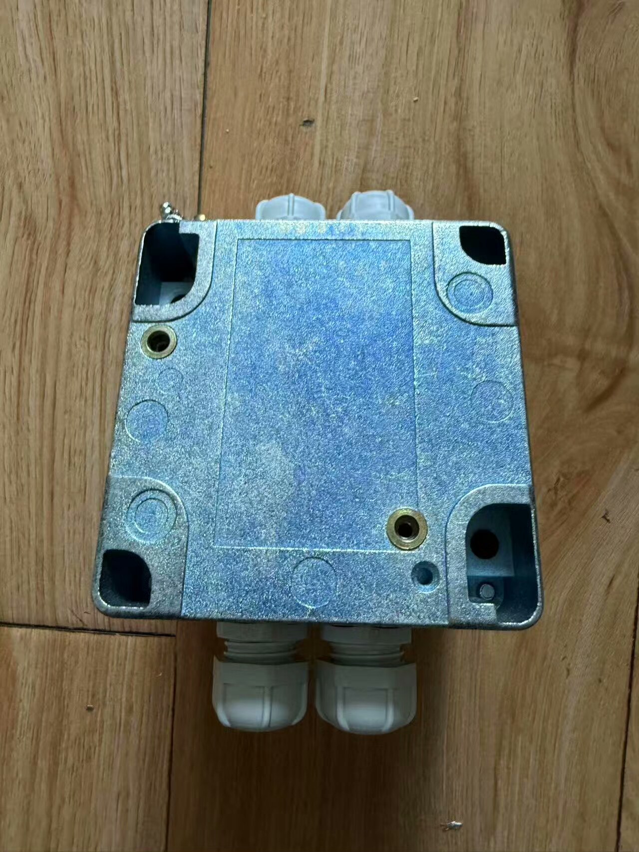 施耐德990nad23010 ，全新无包装，功能包好，成色如