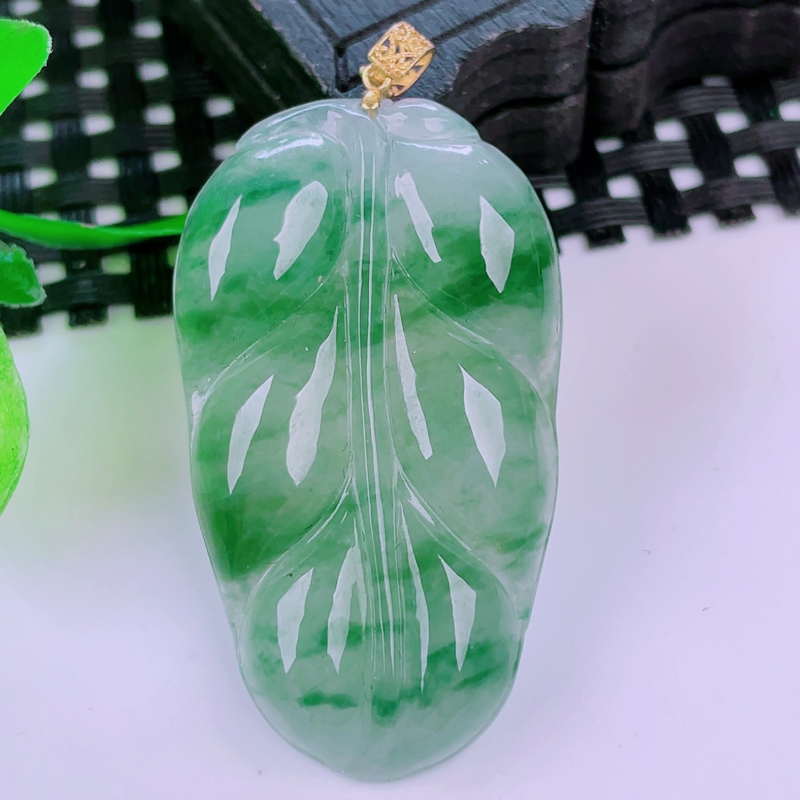 天然真品翡翠   冰细腻18k金扣冰飘花飘色精雕金枝玉叶吊坠 6.64g