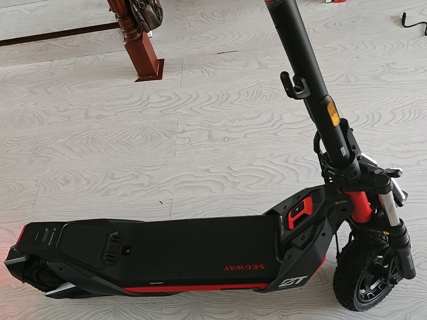 Электрический самокат Ninebot ZT3 Pro: 1600 Вт, внедорожная амортизация, TCS, долгий запас хода, Apple Find My, складной. Для взрослых, города и бездорожья. photo review