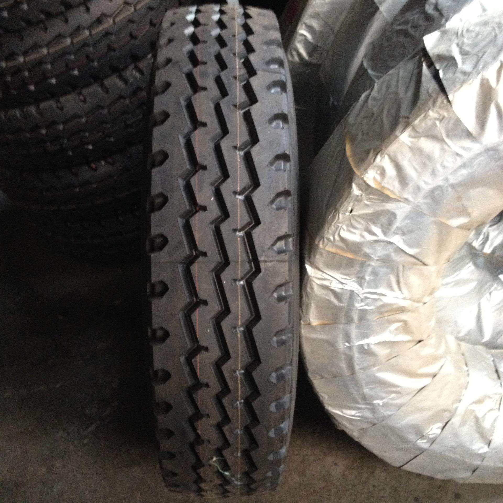 汽车钢丝轮胎1200R20卡车工程车子午线轮胎出口内销现货销售