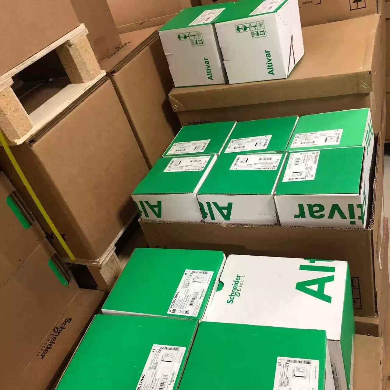 施耐德变频器ATV312H075N4//HU15N4/HU2