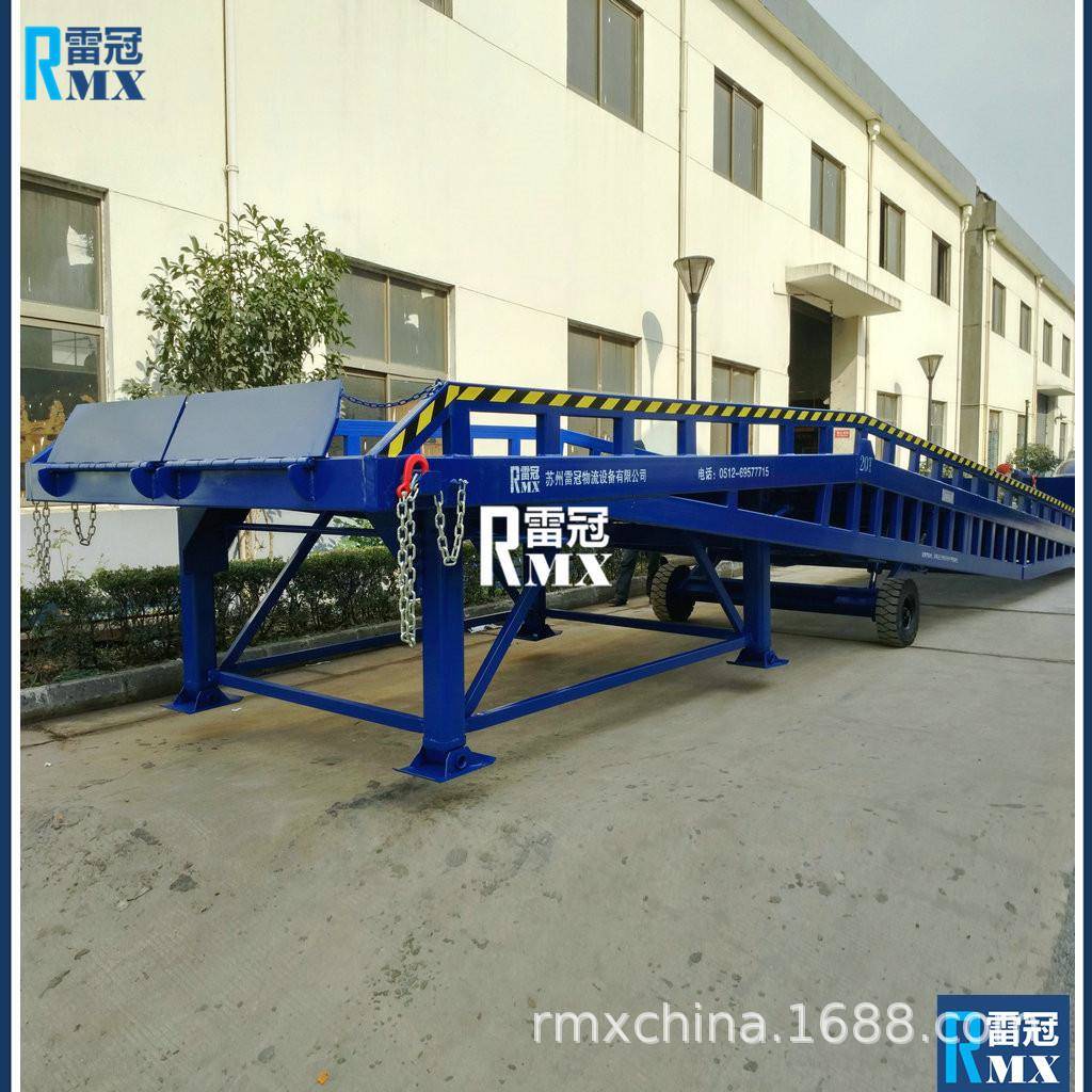 叉车对接箱式卡车货物搬运平台集装箱车平板车通用